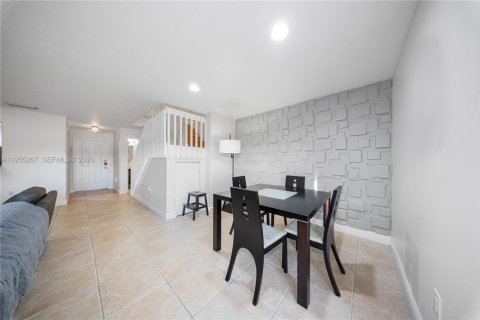 Townhouse in Miami, Florida 3 bedrooms, 146.79 sq.m. № 2011736 - photo 9