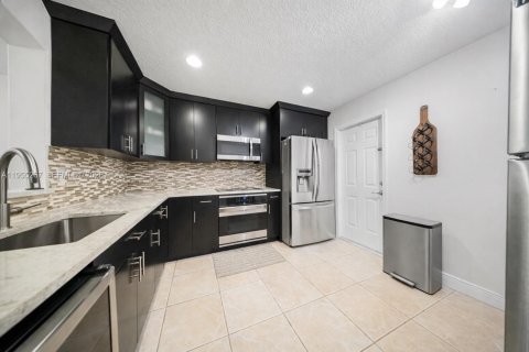 Townhouse in Miami, Florida 3 bedrooms, 146.79 sq.m. № 2011736 - photo 4