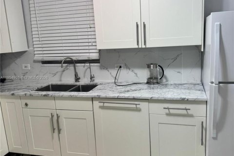 House in Hollywood, Florida 2 bedrooms, 65.03 sq.m. № 2008472 - photo 4