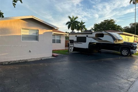 House in Hollywood, Florida 2 bedrooms, 65.03 sq.m. № 2008472 - photo 16