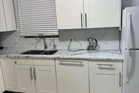 House in Hollywood, Florida 2 bedrooms, 65.03 sq.m. № 2008472