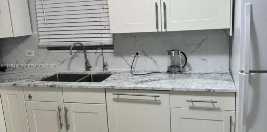 House in Hollywood, Florida 2 bedrooms, 65.03 sq.m. № 2008472