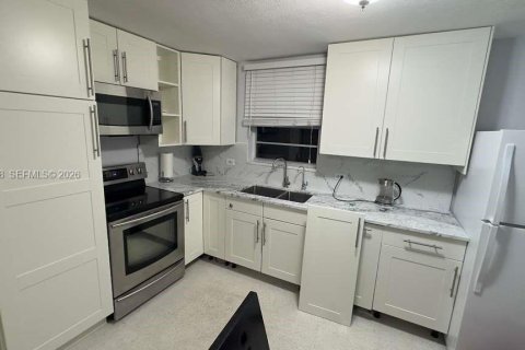 House in Hollywood, Florida 2 bedrooms, 65.03 sq.m. № 2008472 - photo 14