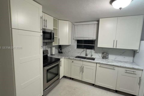 House in Hollywood, Florida 2 bedrooms, 65.03 sq.m. № 2008472 - photo 13