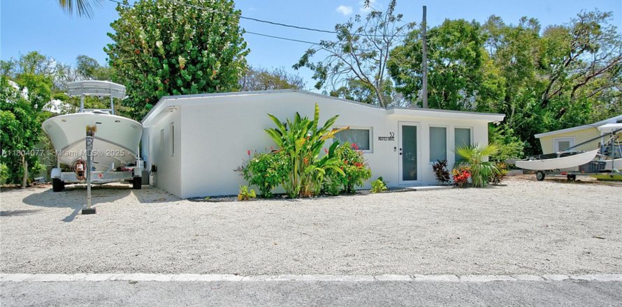 House in Key Largo, Florida 2 bedrooms, 81.38 sq.m. № 1689359