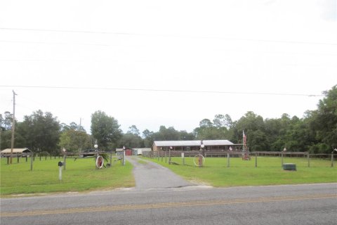 Villa ou maison à louer à Ocklawaha, Floride: 3 chambres, 165.55 m2 № 2092132 - photo 2