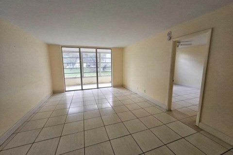 Condo in Lauderdale Lakes, Florida, 2 bedrooms  № 2382446 - photo 6