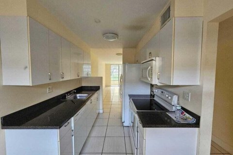 Condo in Lauderdale Lakes, Florida, 2 bedrooms  № 2382446 - photo 2