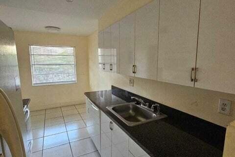 Condo in Lauderdale Lakes, Florida, 2 bedrooms  № 2382446 - photo 4