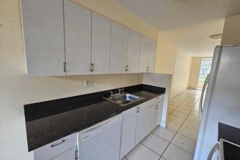 Condo in Lauderdale Lakes, Florida, 2 bedrooms  № 2382446 - photo 3
