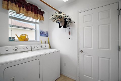 House in The Villages, Florida 3 bedrooms, 159.33 sq.m. № 1802952 - photo 17