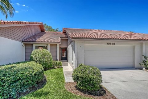 Condo in Sarasota, Florida, 2 bedrooms  № 2213001 - photo 2