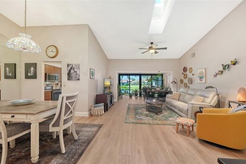 Condo in Sarasota, Florida, 2 bedrooms  № 2213001 - photo 3