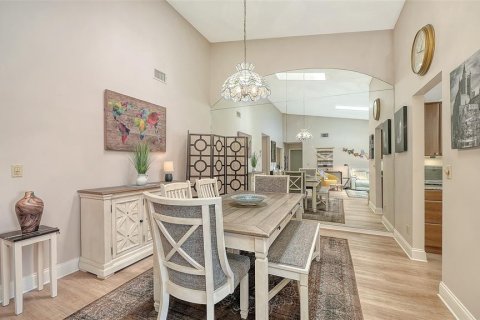 Condo in Sarasota, Florida, 2 bedrooms  № 2213001 - photo 9