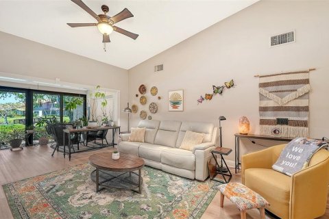 Condo in Sarasota, Florida, 2 bedrooms  № 2213001 - photo 7
