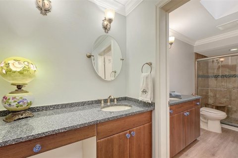 Condo in Sarasota, Florida, 2 bedrooms  № 2213001 - photo 21