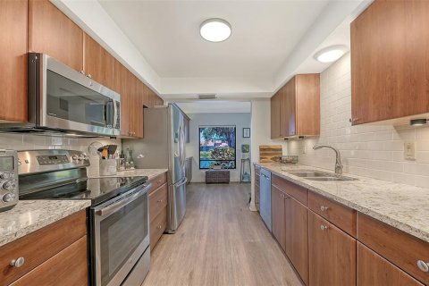 Condo in Sarasota, Florida, 2 bedrooms  № 2213001 - photo 10
