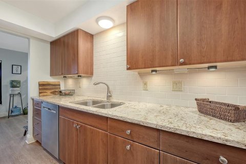 Condo in Sarasota, Florida, 2 bedrooms  № 2213001 - photo 11
