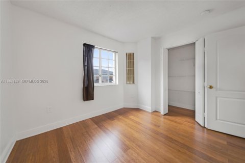 Adosado en venta en Miami, Florida, 2 dormitorios, 88.26 m2 № 2000896 - foto 25