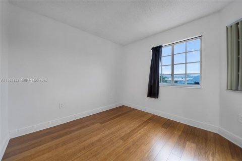 Adosado en venta en Miami, Florida, 2 dormitorios, 88.26 m2 № 2000896 - foto 24