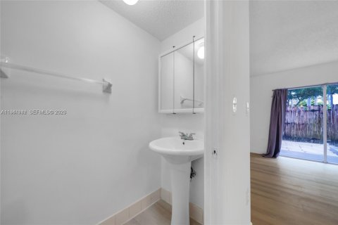 Adosado en venta en Miami, Florida, 2 dormitorios, 88.26 m2 № 2000896 - foto 16