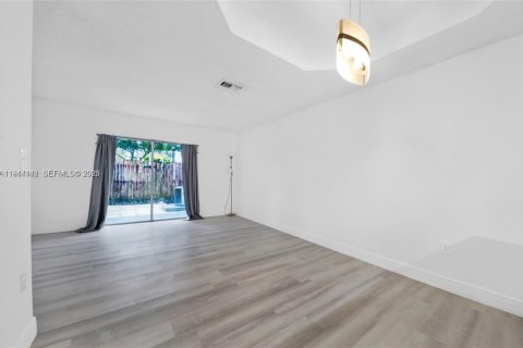 Adosado en venta en Miami, Florida, 2 dormitorios, 88.26 m2 № 2000896 - foto 11