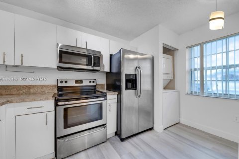 Adosado en venta en Miami, Florida, 2 dormitorios, 88.26 m2 № 2000896 - foto 7