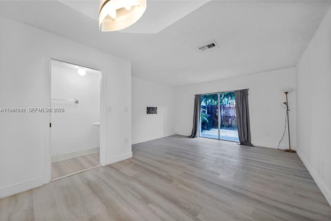 Adosado en venta en Miami, Florida, 2 dormitorios, 88.26 m2 № 2000896 - foto 12