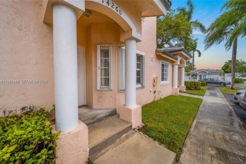 Adosado en venta en Miami, Florida, 2 dormitorios, 88.26 m2 № 2000896 - foto 2