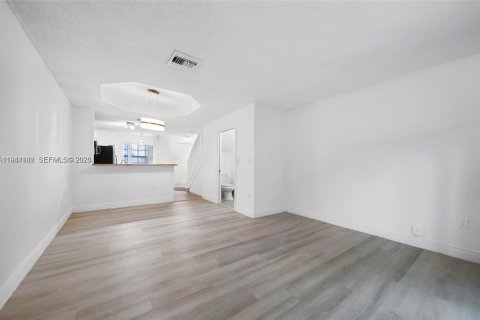 Adosado en venta en Miami, Florida, 2 dormitorios, 88.26 m2 № 2000896 - foto 6