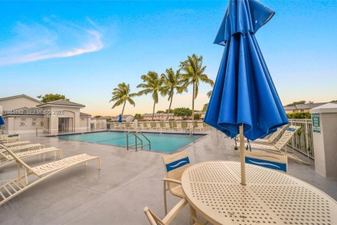 Adosado en venta en Miami, Florida, 2 dormitorios, 88.26 m2 № 2000896 - foto 28