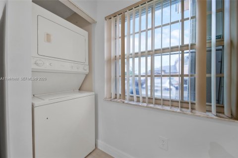 Adosado en venta en Miami, Florida, 2 dormitorios, 88.26 m2 № 2000896 - foto 10