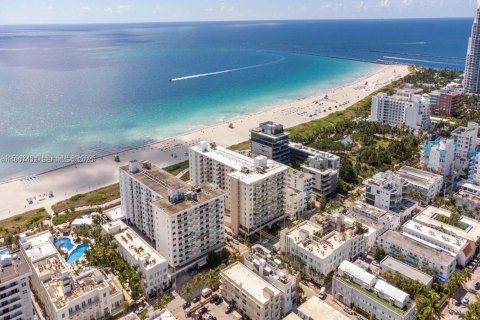Condominio en alquiler en Miami Beach, Florida, 1 dormitorio, 61.22 m2 № 1984507 - foto 1