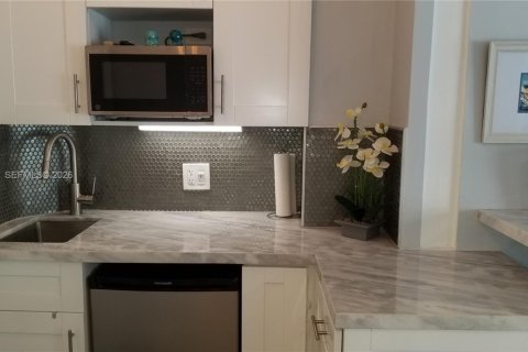 Condo in Miami Beach, Florida  № 2031736 - photo 6