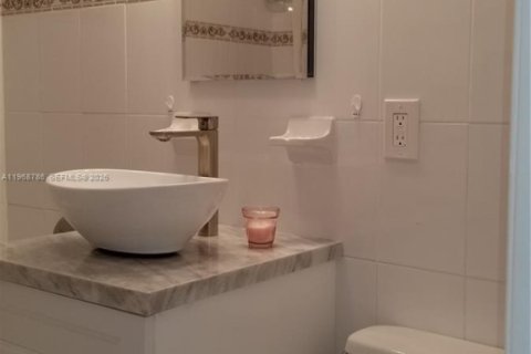 Condo in Miami Beach, Florida  № 2031736 - photo 10