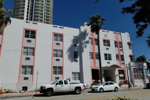 Condo in Miami Beach, Florida  № 2031736 - photo 11