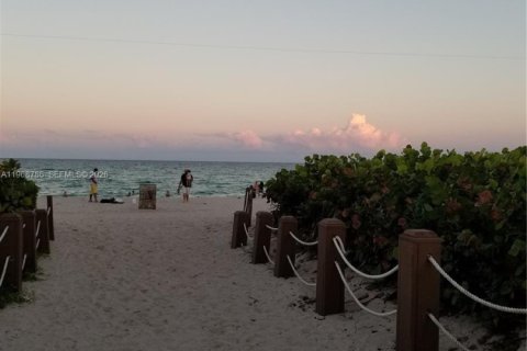 Condo in Miami Beach, Florida  № 2031736 - photo 17