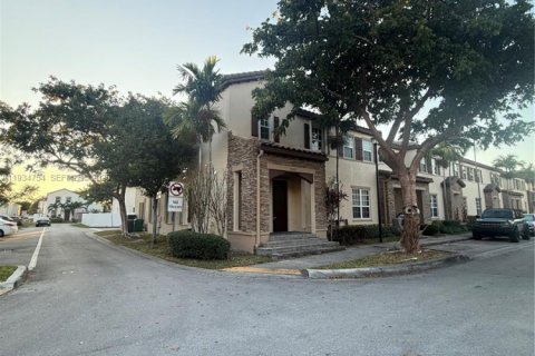 Townhouse in Miami, Florida 4 bedrooms, 214.79 sq.m. № 1994282 - photo 1