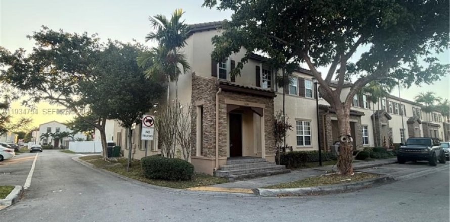 Townhouse in Miami, Florida 4 bedrooms, 214.79 sq.m. № 1994282