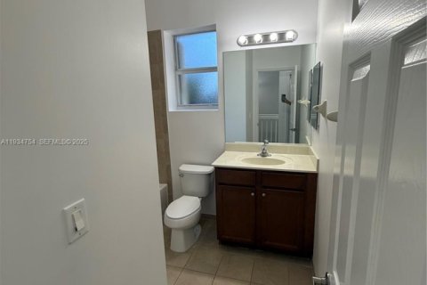 Townhouse in Miami, Florida 4 bedrooms, 214.79 sq.m. № 1994282 - photo 24