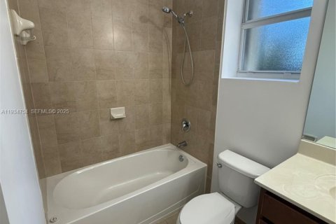 Townhouse in Miami, Florida 4 bedrooms, 214.79 sq.m. № 1994282 - photo 25