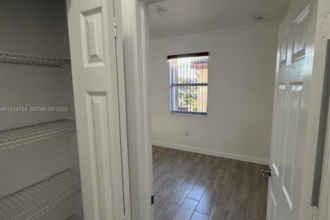 Townhouse in Miami, Florida 4 bedrooms, 214.79 sq.m. № 1994282 - photo 28