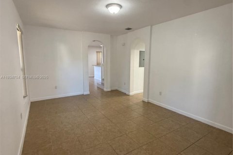 Townhouse in Miami, Florida 4 bedrooms, 214.79 sq.m. № 1994282 - photo 4