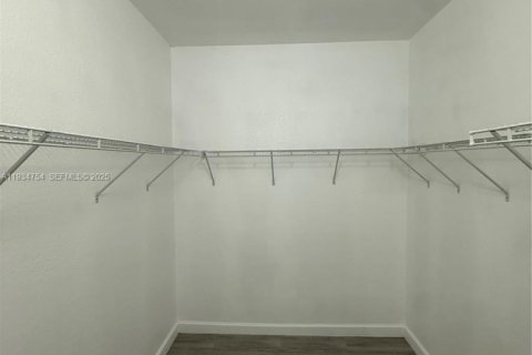 Townhouse in Miami, Florida 4 bedrooms, 214.79 sq.m. № 1994282 - photo 20