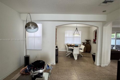 Casa en venta en Doral, Florida, 4 dormitorios, 205.96 m2 № 1982786 - foto 5