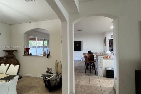 Casa en venta en Doral, Florida, 4 dormitorios, 205.96 m2 № 1982786 - foto 6