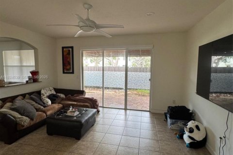 Casa en venta en Doral, Florida, 4 dormitorios, 205.96 m2 № 1982786 - foto 9