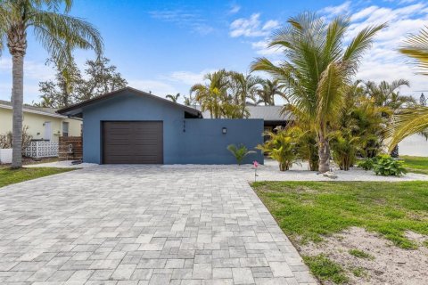 House in Belleair Beach, Florida 2 bedrooms, 126.35 sq.m. № 1721716 - photo 5