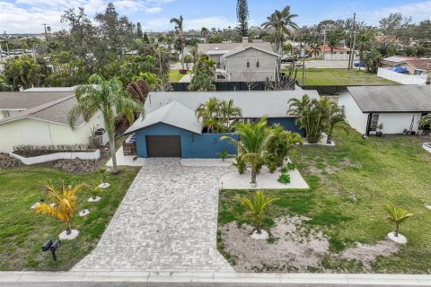House in Belleair Beach, Florida 2 bedrooms, 126.35 sq.m. № 1721716 - photo 7