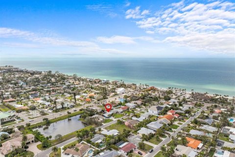 House in Belleair Beach, Florida 2 bedrooms, 126.35 sq.m. № 1721716 - photo 2